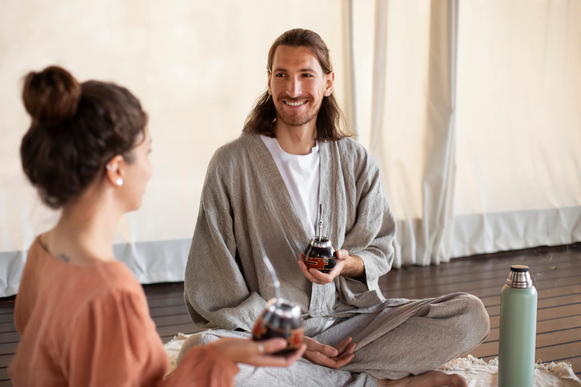 Mikael Delorme, praticien spirituel, accueillant lors d'une rencontre