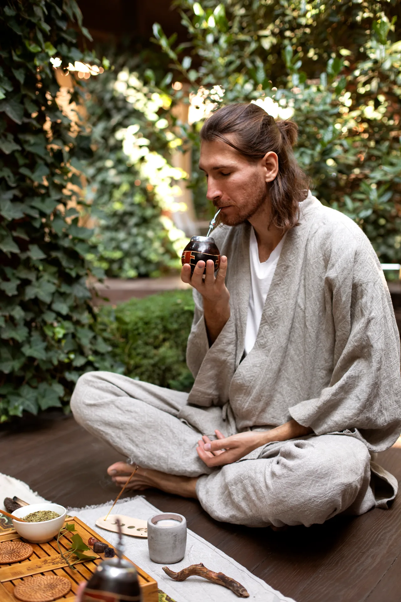 Mikael Delorme en méditation, lors d'une cérémonie de recueillement